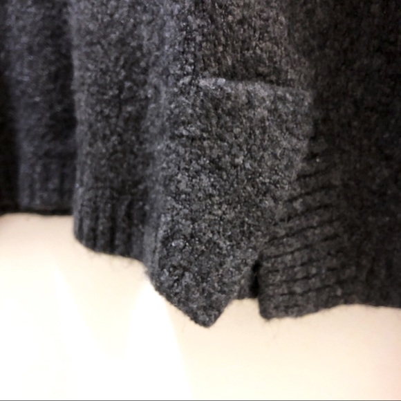 SOLD!!  GAP | V-Neck Sweater - Picture 4 of 6